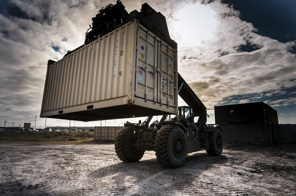 Container-verladen Ein Lader, der einen Lagercontainer transportiert