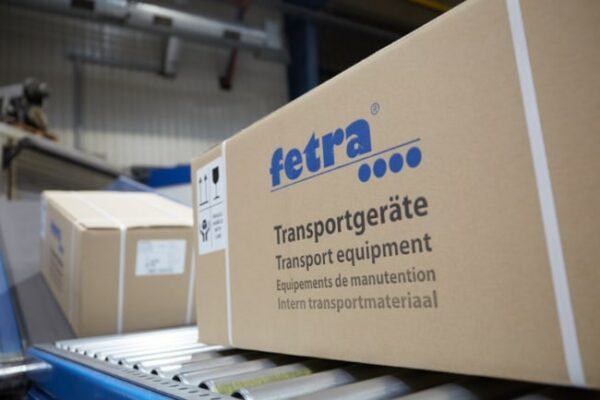 Fetra-32700.jpg.p Ein Karton mit dem logo von fetra Transportgeräte