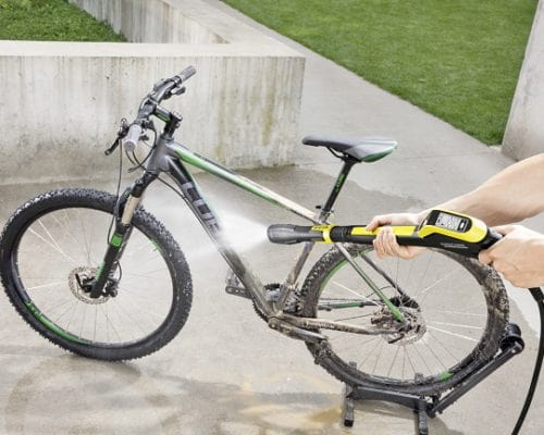 Ein Fahrrad wird abgespritzt