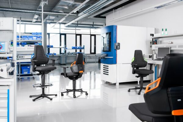 Nexxit_Uebersicht_Anwendung_1 Höhenverstellbare Stühle vor CNC Maschinen