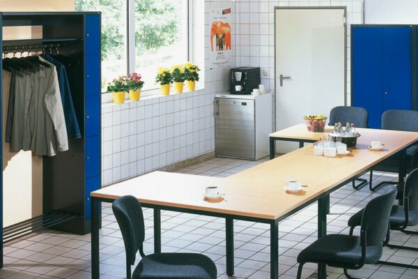 cp5 Ein Tisch in einem Aufenthaltsraum